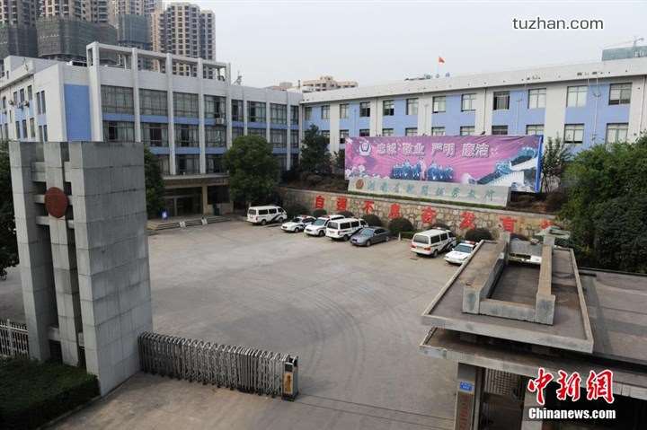 長(zhǎng)沙市坪塘勞動(dòng)教養(yǎng)管理所采購(gòu)我公司定制生產(chǎn)的11KW二用一備自來(lái)水加壓泵站一套，本設(shè)備供水范圍為5公里，供水人數(shù)為3600人，目前本自來(lái)水加壓泵站運(yùn)行平穩(wěn)，高效節(jié)能，受到了管理所的一致好評(píng)！